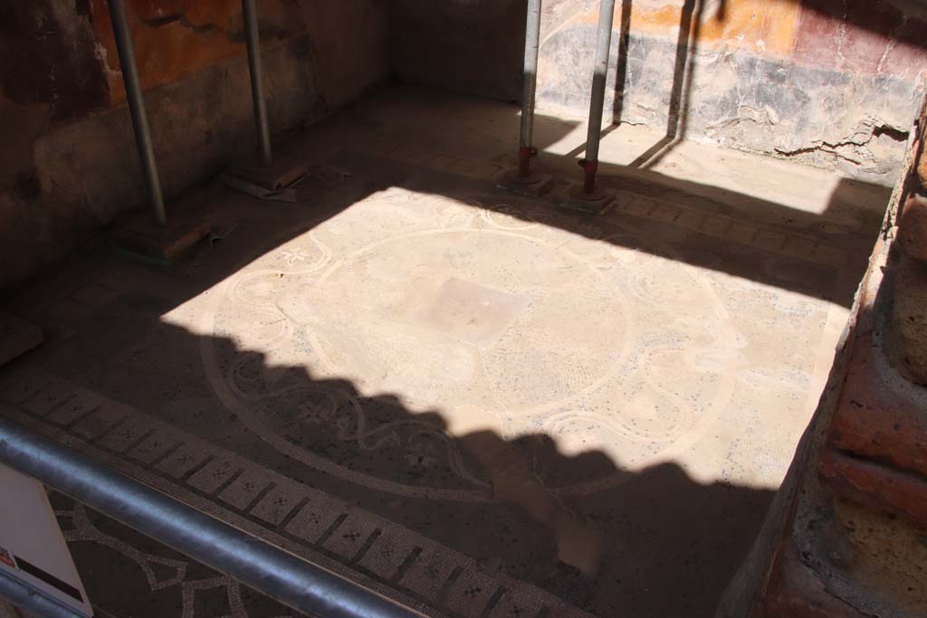 VI.17 Herculaneum. September 2019. Looking south-west through doorway and across mosaic flooring of day cubiculum.
Photo courtesy of Klaus Heese.
